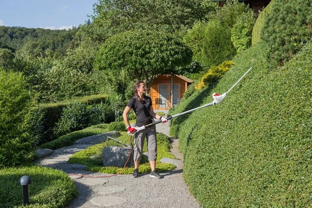 Taille-Haies 600W Mat Télescopique Lame 59cm Manche réglable de 1.95 à 2.40m Hauteur de travail 4 mètres IKRA – Image 2